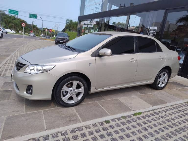 TOYOTA - COROLLA - 2012/2013 - Dourada - R$ 66.000,00