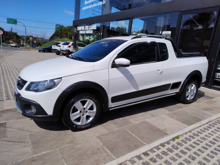 VOLKSWAGEN - SAVEIRO - 2012/2013 - Branca - R$ 59.999,00