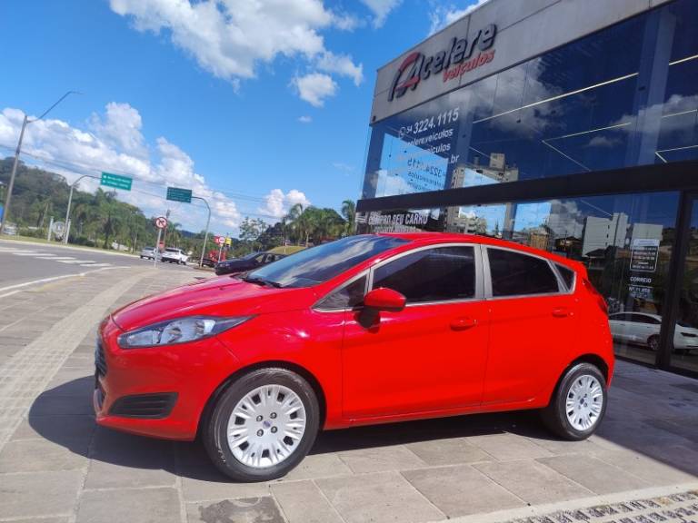 FORD - FIESTA - 2014/2015 - Vermelha - R$ 46.000,00