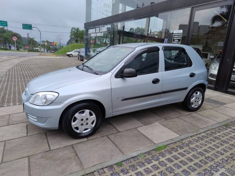 CHEVROLET - CELTA - 2010/2011 - Prata - R$ 28.000,00