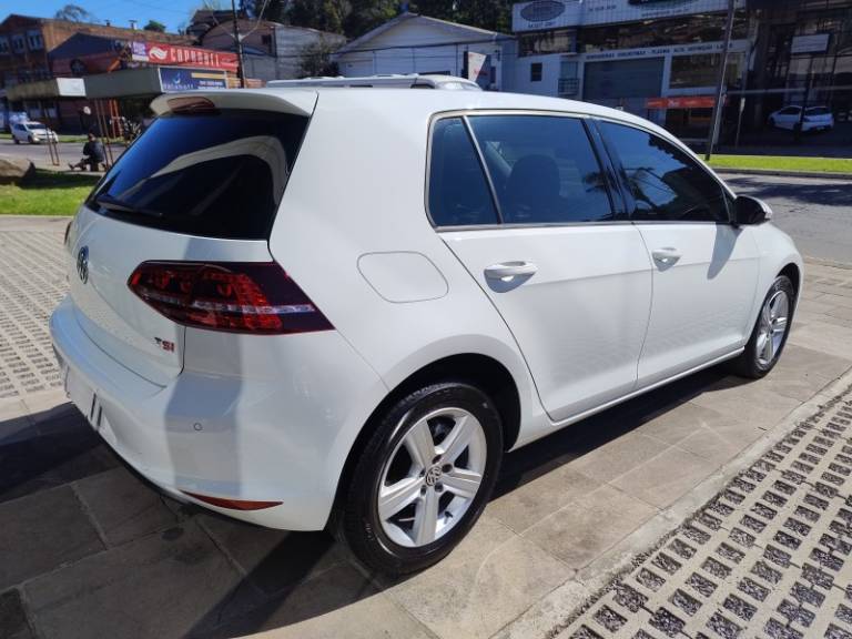 VOLKSWAGEN - GOLF - 2016/2017 - Branca - R$ 89.999,00