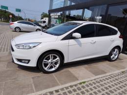 FORD - FOCUS - 2016/2017 - Branca - R$ 68.000,00