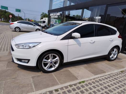 FORD - FOCUS - 2016/2017 - Branca - R$ 68.000,00