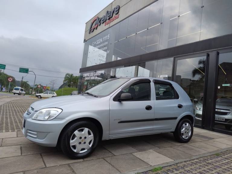 CHEVROLET - CELTA - 2010/2011 - Prata - R$ 28.000,00