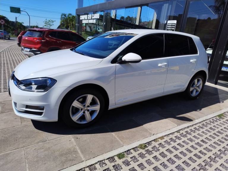 VOLKSWAGEN - GOLF - 2016/2017 - Branca - R$ 89.999,00