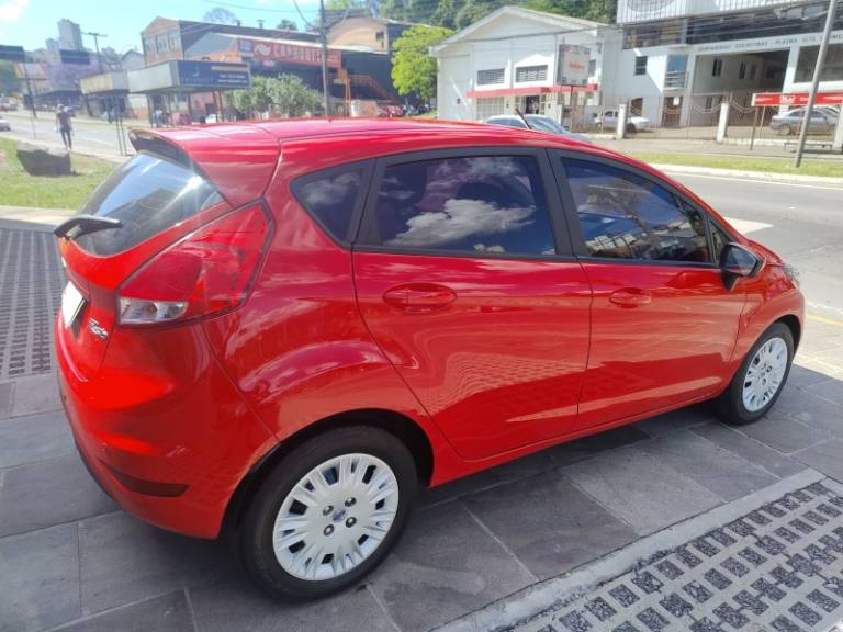 FORD - FIESTA - 2014/2015 - Vermelha - R$ 46.000,00