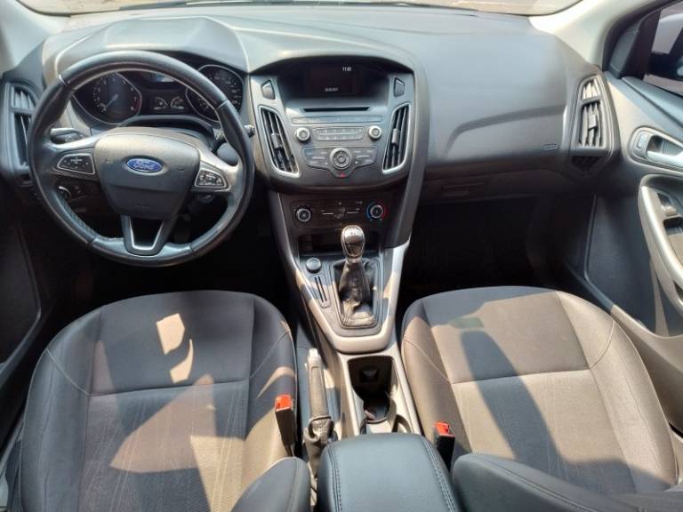 FORD - FOCUS - 2016/2017 - Branca - R$ 68.000,00