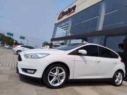 FORD - FOCUS - 2016/2017 - Branca - R$ 68.000,00