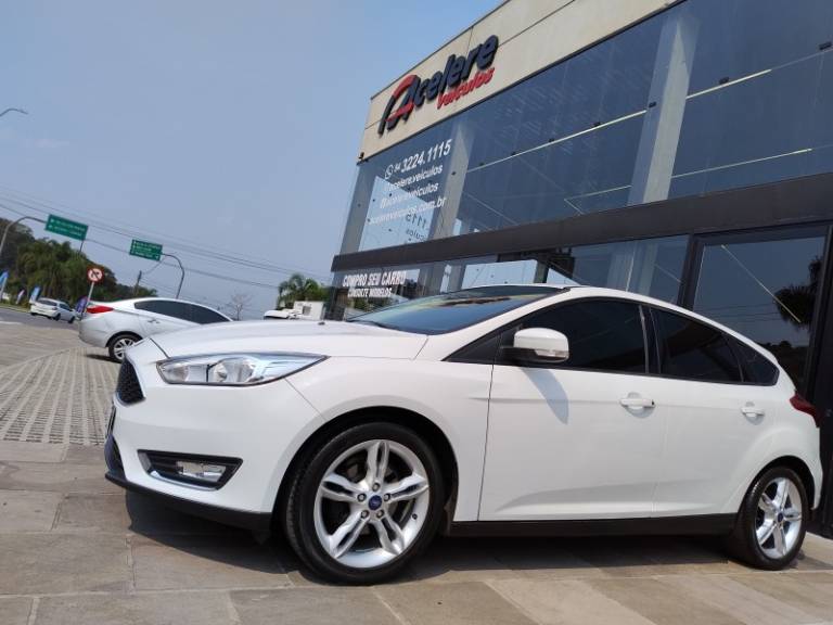 FORD - FOCUS - 2016/2017 - Branca - R$ 68.000,00