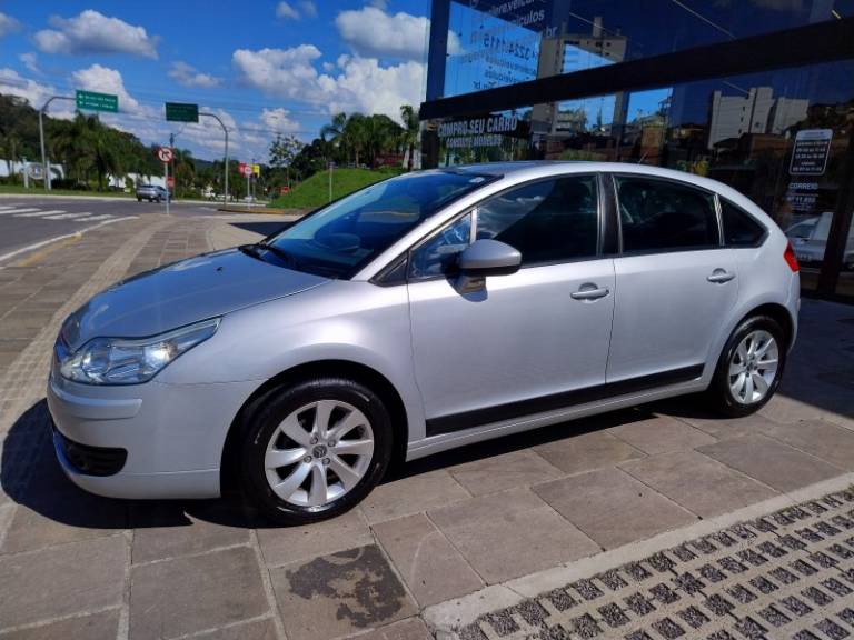 CITROËN - C4 - 2010/2011 - Prata - R$ 32.000,00