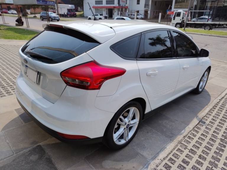 FORD - FOCUS - 2016/2017 - Branca - R$ 68.000,00