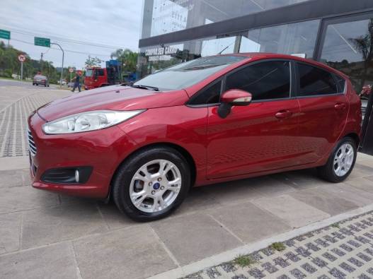 FORD - FIESTA - 2014/2015 - Vermelha - R$ 45.000,00