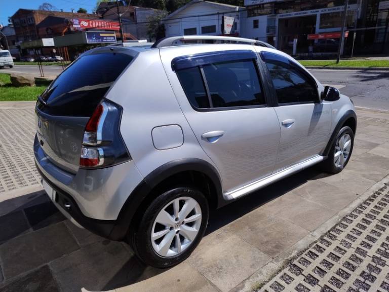 RENAULT - SANDERO - 2013/2014 - Prata - R$ 43.000,00