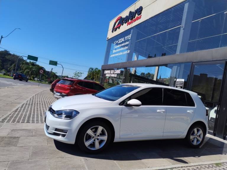 VOLKSWAGEN - GOLF - 2016/2017 - Branca - R$ 89.999,00