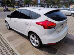 FORD - FOCUS - 2016/2017 - Branca - R$ 68.000,00