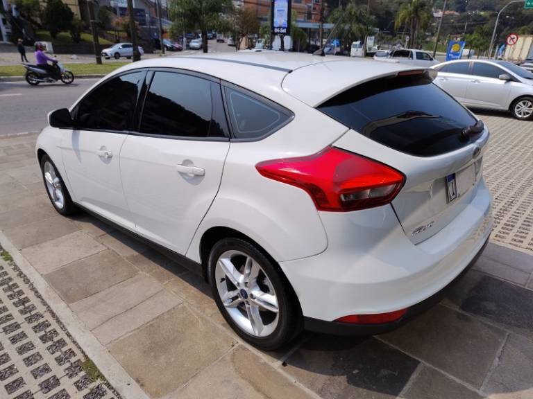 FORD - FOCUS - 2016/2017 - Branca - R$ 68.000,00