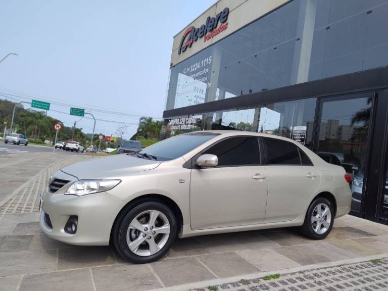 TOYOTA - COROLLA - 2012/2013 - Dourada - R$ 66.000,00