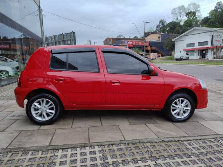 RENAULT - CLIO - 2015/2016 - Vermelha - R$ 36.900,00