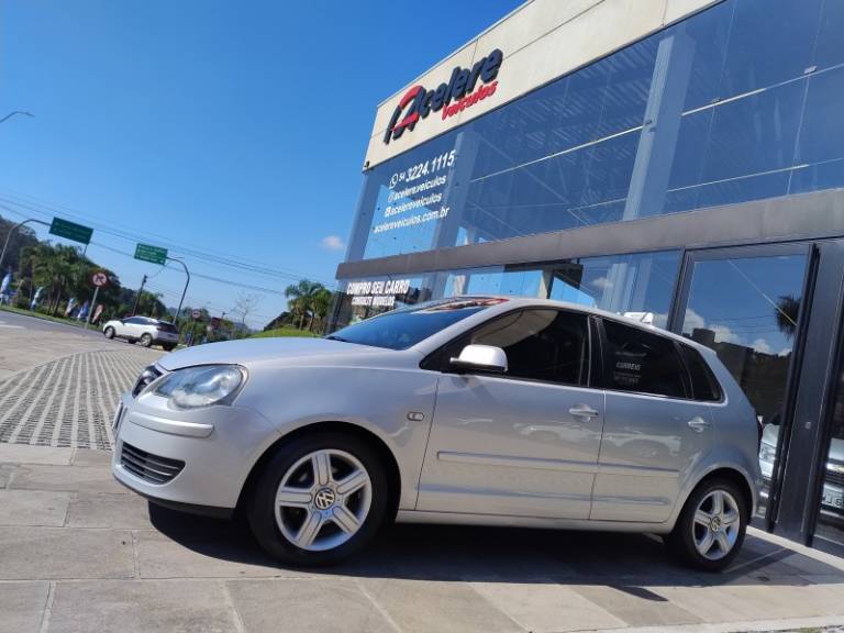 VOLKSWAGEN - POLO - 2006/2008 - Prata - R$ 33.000,00