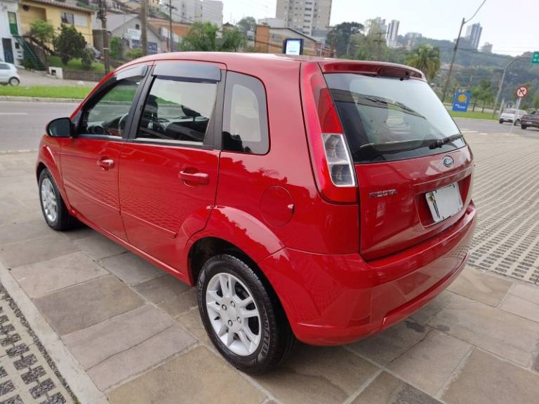 FORD - FIESTA - 2008/2008 - Vermelha - R$ 28.000,00